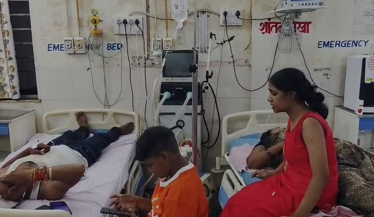 घायलों का अस्पताल में चल रहा इलाज. घायलों का अस्पताल में चल रहा इलाज.