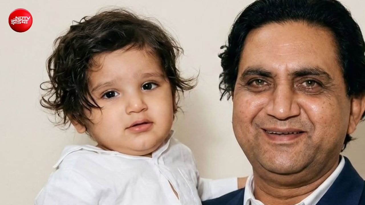 गोद में दिख रहा ये बच्चा है बॉलीवुड का खतरनाक विलेन,600 से ज्यादा फिल्में में किया काम, आवाज से लोग खाते हैं खौफ