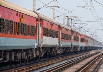 दिवाली के लिए रेल टिकट क्यों नहीं बुक कर पा रहे लोग, IRCTC पर सुबह 8 बजे से ही आ रही दिक्कत