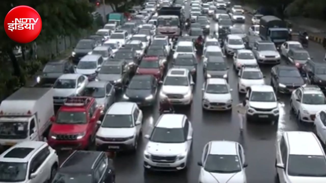 भारी बारिश के बाद दिल्ली से गुरुग्राम तक 'महाजाम', जलमग्न हुई सड़कें, रेंग-रेंगकर चल रहे वाहन
