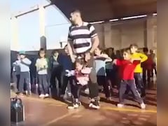 टीचर हो तो ऐसा! व्हीलचेयर से उठाकर बच्ची को क्लासमेट्स के साथ ऐसे कराया डांस, सोशल मीडिया पर छाया वीडियो