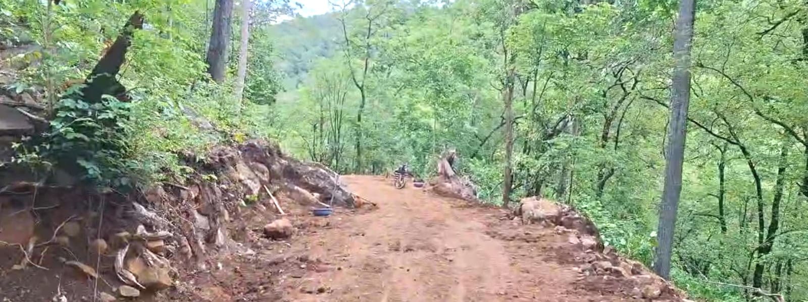 Pusajhar Village Road Story: गांव वालों के श्रमदान से तैयार हुई सड़क अब ऐसी दिखती है
