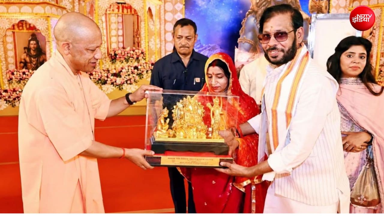 सीएम योगी आदित्यनाथ का स्वागत करते मनोज पांडेय सीएम योगी आदित्यनाथ का स्वागत करते मनोज पांडेय