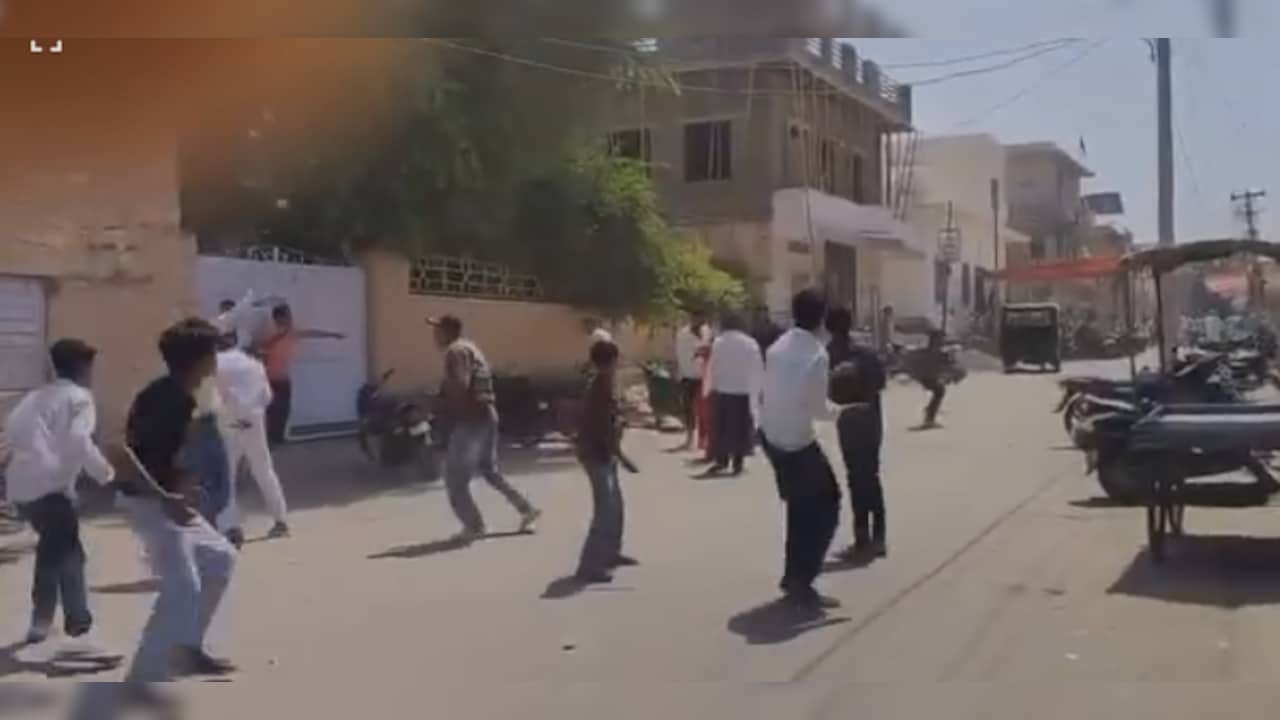 न‍िकाय चुनाव: नागौर के खत्रीपुर में पथराव, पुल‍िस ने खदेड़ा; फर्जी मतदान के आरोप पर तनाव
