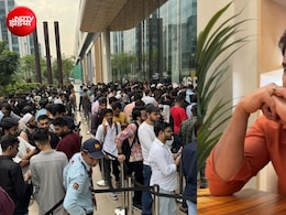 iPhone 18 Pro खरीदने के लिए लगी भीड़ देख सोनू सूद ने कसा तंज, कहा- समय सिर्फ अपने फोन को अपग्रेड करने का नहीं&nbsp;