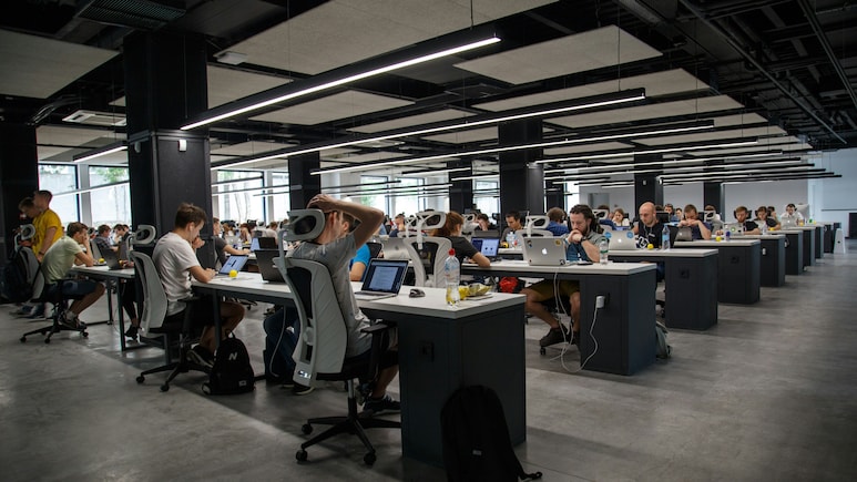 Will AI Bring A 4-Day Workweek? New US Bill Pushes To Share Tech Gains