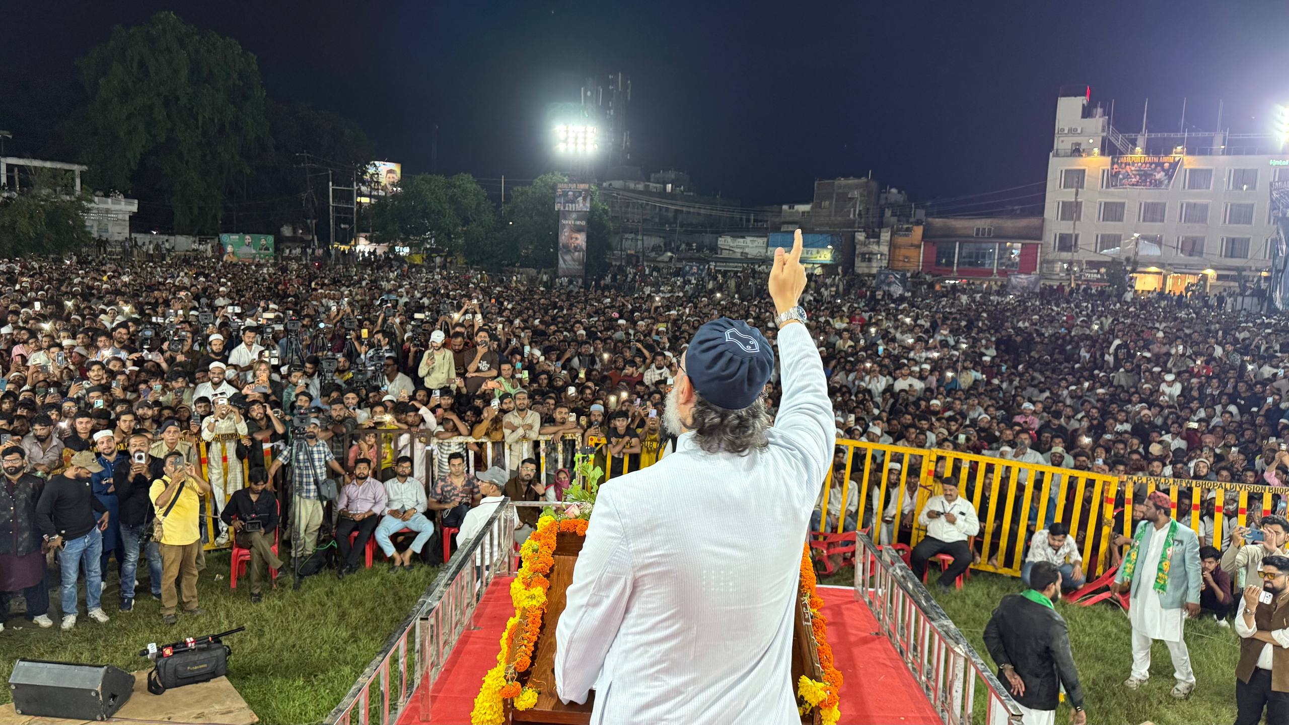 बीजेपी विधायक के खिलाफ विवादित बयान दे गए ओवैसी बीजेपी विधायक के खिलाफ विवादित बयान दे गए ओवैसी