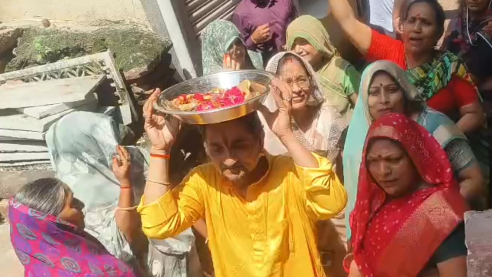 सिर पर चप्पल रखकर प्रचार करते निर्दलीय उम्मीदवार और परिजन तथा समर्थक