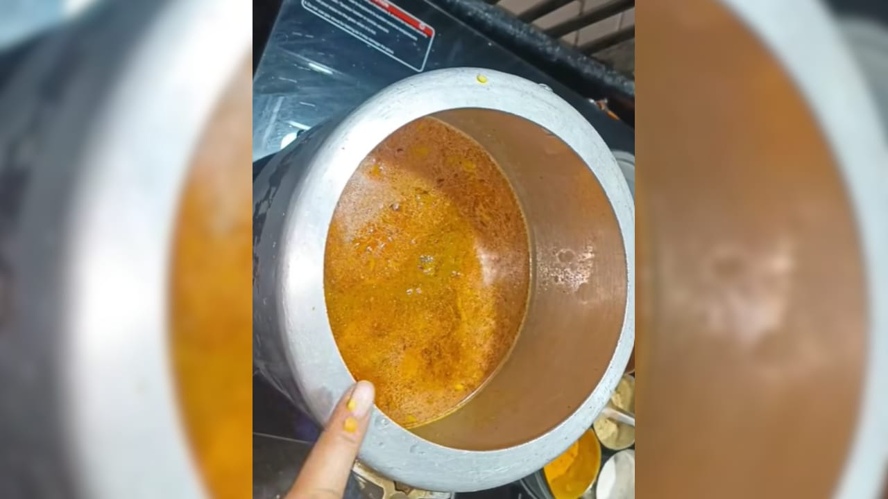 टाइम कम है? कुकर में 5 मिनट में बनाएं होटल जैसी मिक्स दाल, देखें वीडियो