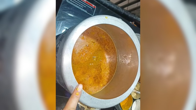 टाइम कम है? कुकर में 5 मिनट में बनाएं होटल जैसी मिक्स दाल, देखें वीडियो