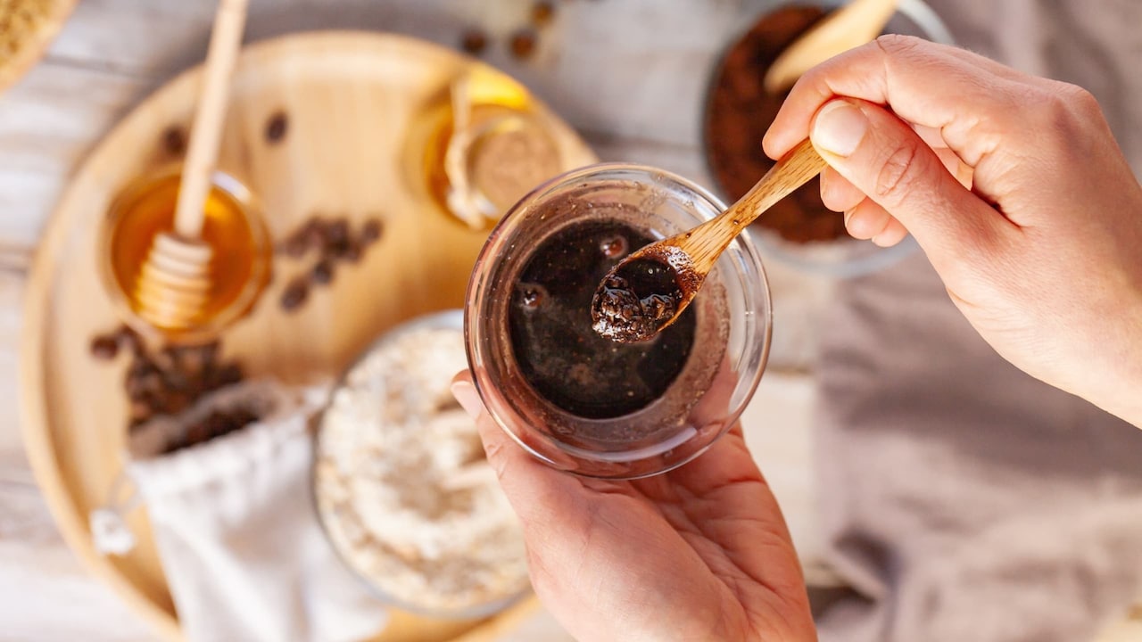 DIY Face Scrub: गर्मियों में ग्लोइंग स्किन के लिए घर पर बनाएं ये 3 फेस स्क्रब, एक्सपर्ट से जानें इस्तेमाल का सही तरीका