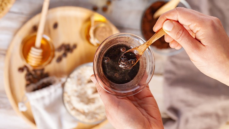 DIY Face Scrub: गर्मियों में ग्लोइंग स्किन के लिए घर पर बनाएं ये 3 फेस स्क्रब, एक्सपर्ट से जानें इस्तेमाल का सही तरीका