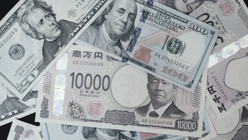 Yen Extends Declines After BOJ Hikes Rates With Two Dissents