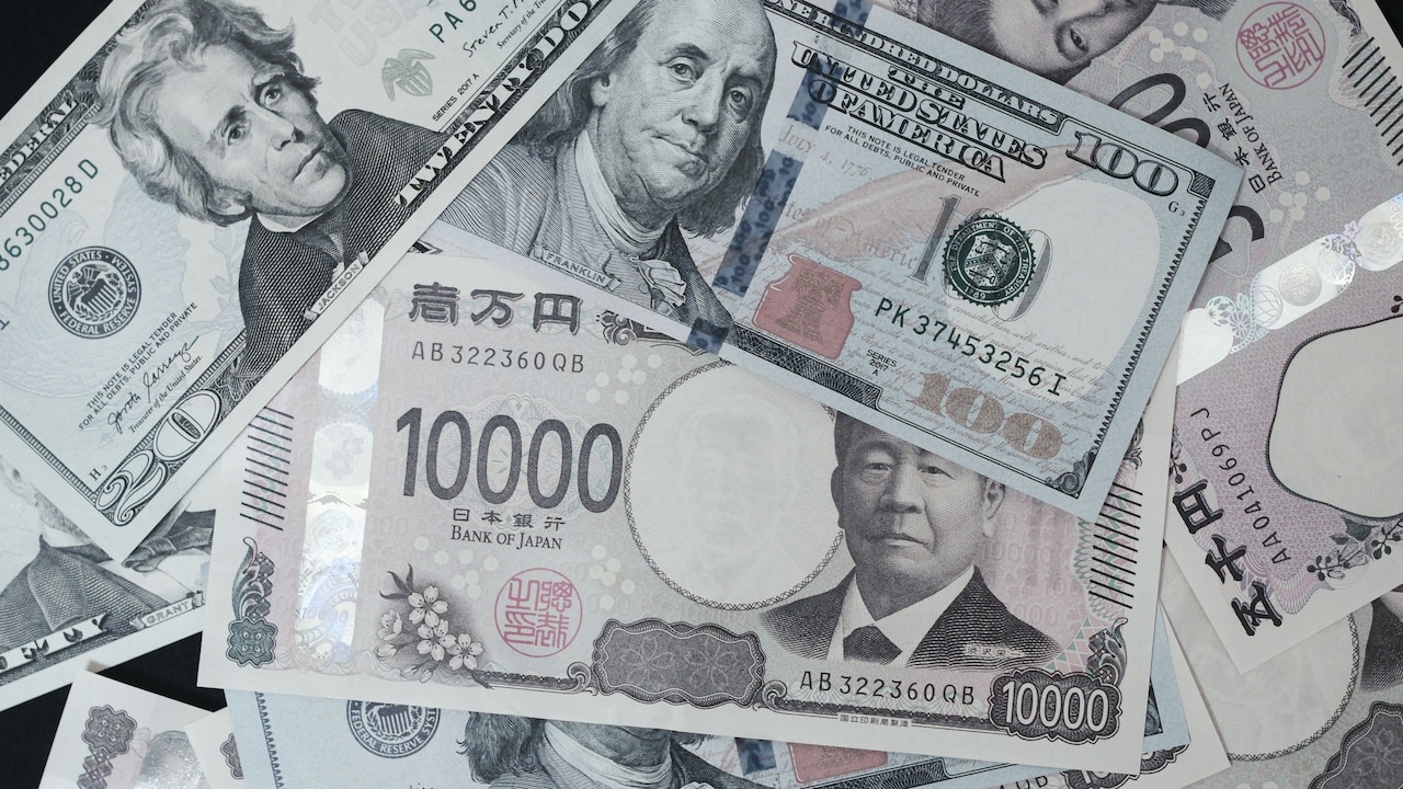 Yen Extends Declines After BOJ Hikes Rates With Two Dissents