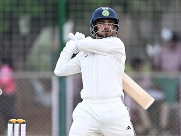 ईशान का शतक, मोहन, ईश्वरन, कुशाग्र, वैभव ने भी दिखाया दम, पहले दिन ही उड़ गया साउथ जोन का होश
