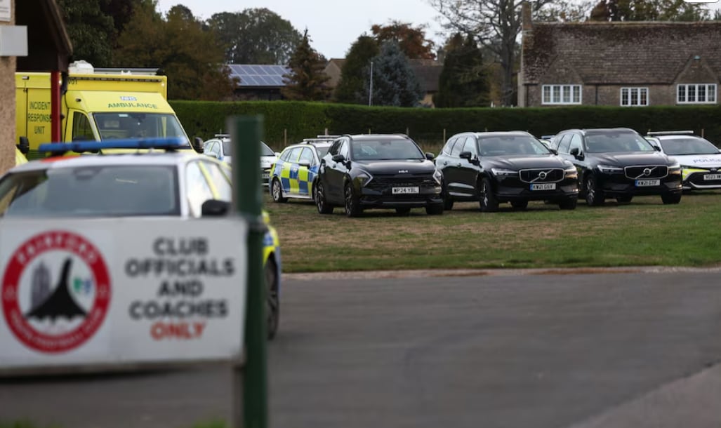 ब्रिटेन के UK RAF फेयरफोर्ड के पास तैनात किए गए एंबुलेंस सहित पुलिस के वाहन. 