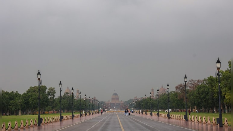 दिल्ली-NCR के आसमान में काले बादलों का डेरा, 7 डिग्री तक लुढ़का पारा, सितंबर में ही लगने लगी ठंड