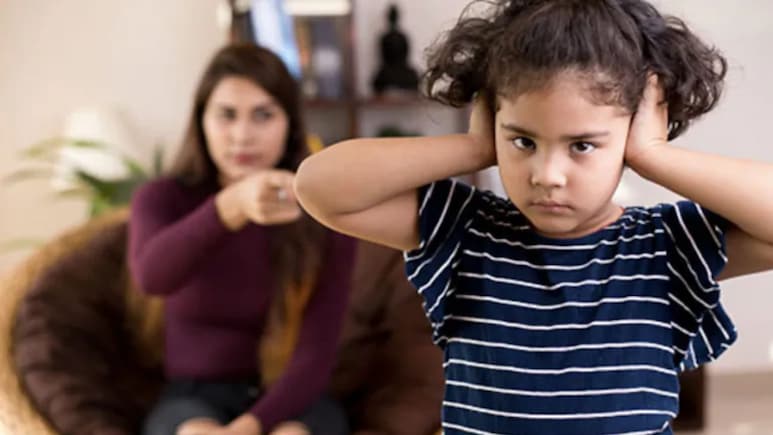 लोगों के सामने बच्चा जिद करे तो क्या करें? Parenting Expert ने बताया चिड़चिड़े बच्चे को संभालने का सही तरीका