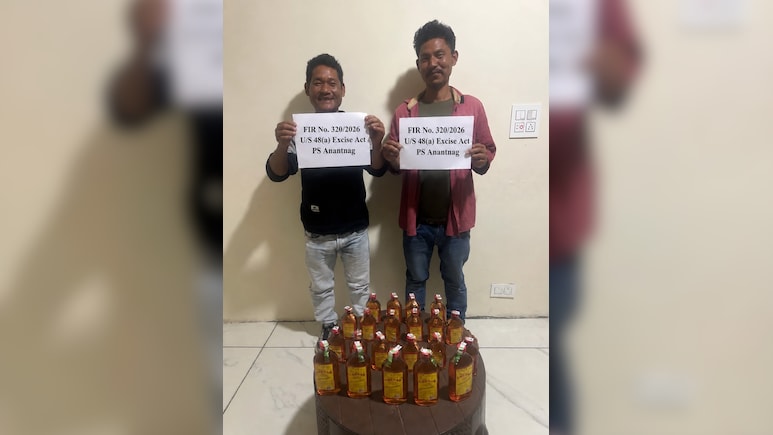 देखिए शराब तस्कर कैसे मुस्कुरा रहे हैं, ऐसा लग रहा है कि कोई इनाम मिला है