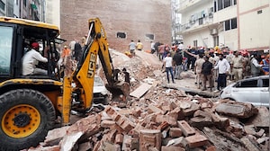 5 Dead, Several Feared Trapped After Building Collapses In Delhi | Top Headlines