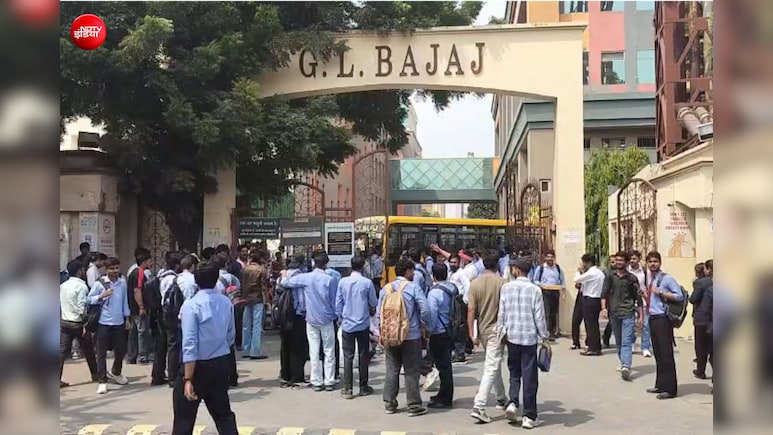 फीस भरी ग्रेटर नोएडा कैंपस की, एडमिशन निकला मथुरा में, GL Bajaj के खिलाफ छात्रों का प्रदर्शन