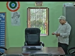 सरकारी स्कूल के नए हेड मास्टर ने कुर्सी का किया शुद्धिकरण, VIDEO वायरल होते ही गिरी गाज