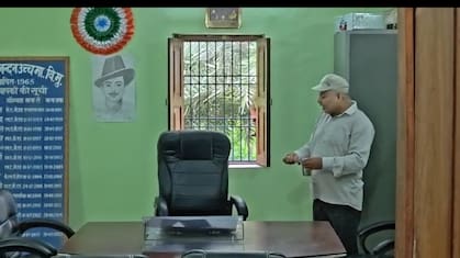 सरकारी स्कूल के नए हेड मास्टर ने कुर्सी का किया शुद्धिकरण, VIDEO वायरल होते ही गिरी गाज