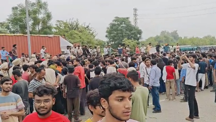 LPU के गेट पर रविवार सुबह छात्रों की भारी भीड़ मौजूद है.