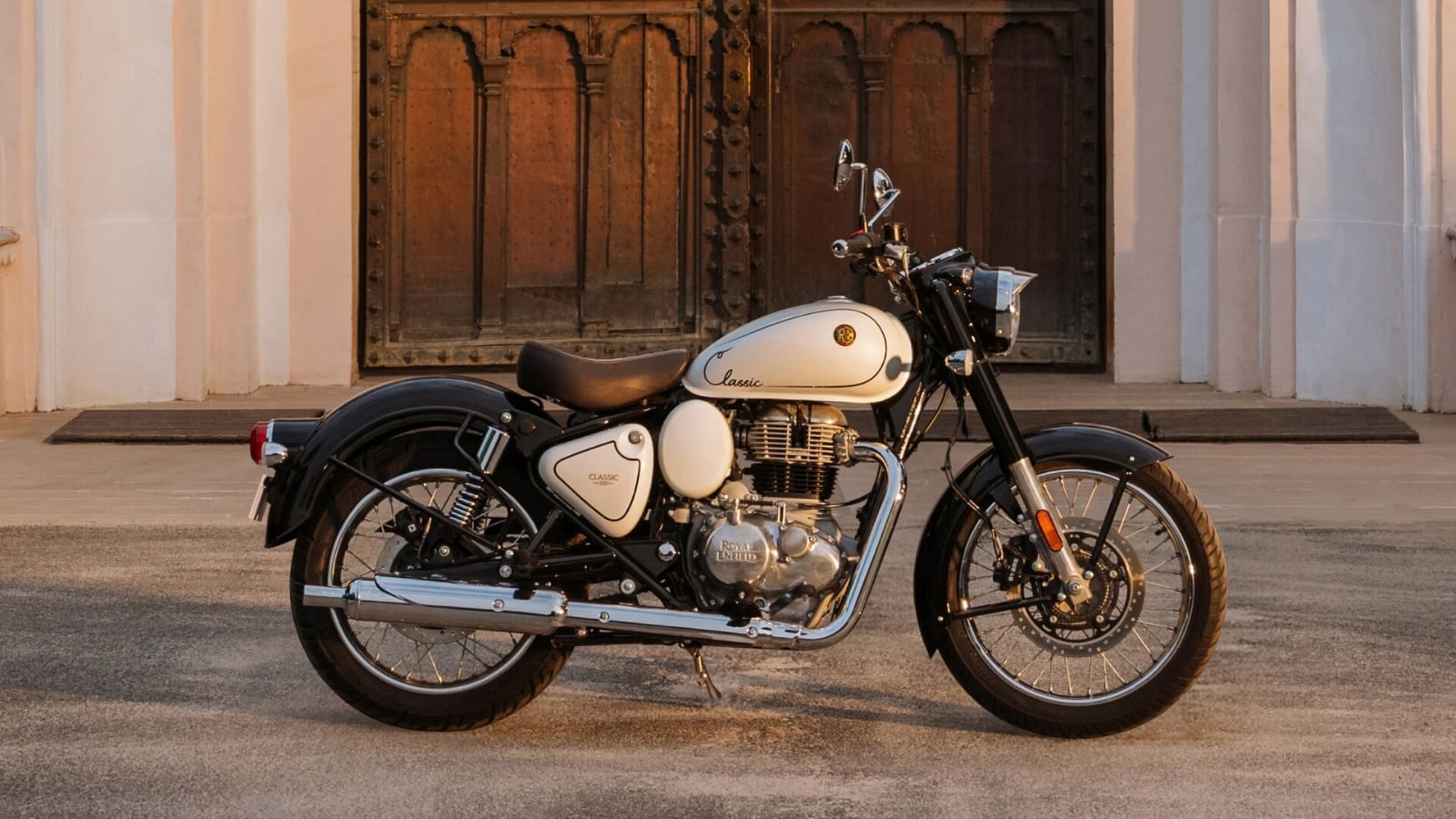 Royal Enfield Classic 350 Gets New Signature White Variant