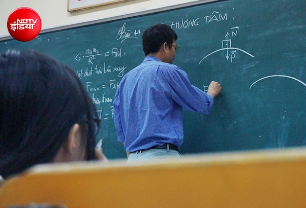 B.Ed शिक्षकों पर संकट, क्या है 6 महीने का ब्रिज कोर्स? जानें क्यों लटकी है नौकरी पर तलवार