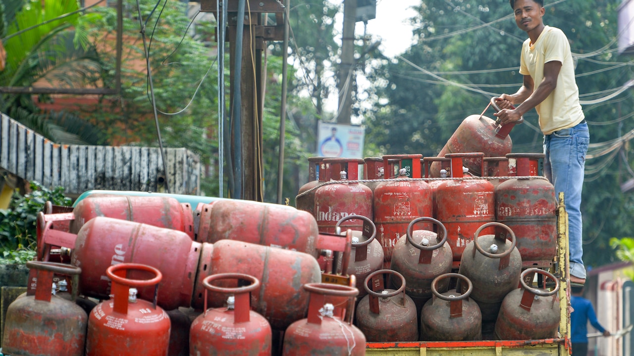 LPG सब्सिडी,  मुफ्त बस यात्रा से लेकर पेट्रोल-डीजल लेने का नियम भी एक अक्टूबर से बदलेगा, जानें क्या होगा असर