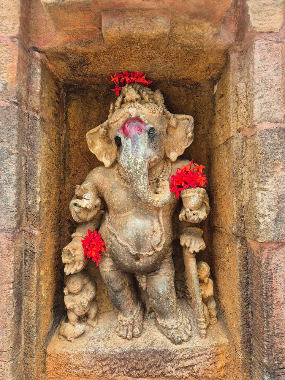 वाराही मंदिर में पार्श्व देवता के रूप में गणेश जी