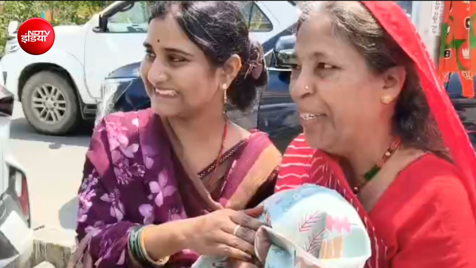 सास के साथ बीजेपी प्रत्याशी निधि सेन
