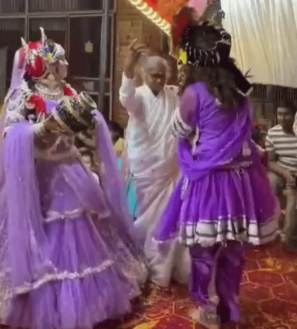यूपी की 71 साल की शिक्षा मंत्री का अनोखा अंदाज, राधा-राधा भजन पर झूमने लगीं, जमकर बरसे फूल, VIDEO