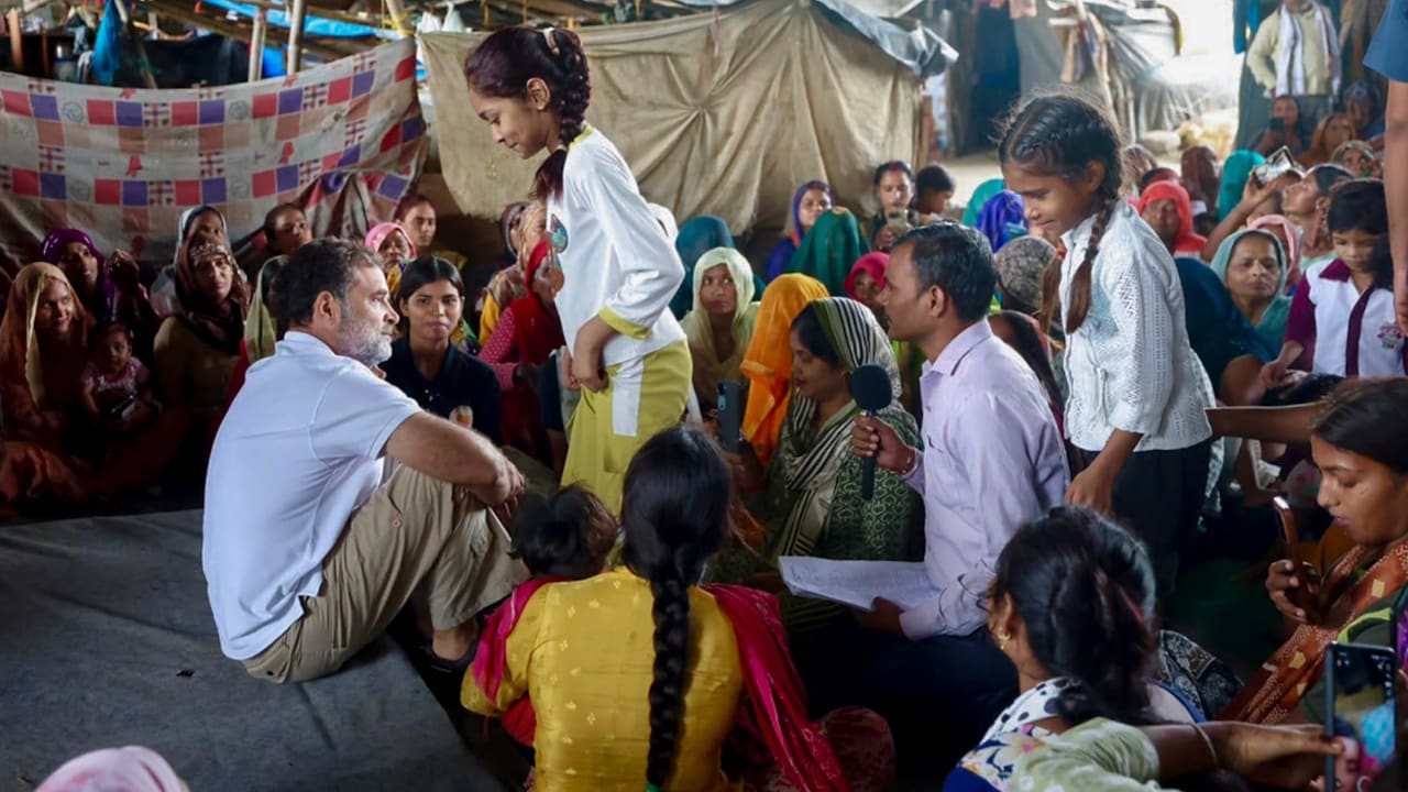 दिल्ली के बेला एस्टेट के निवासियों से मुलाकात कर उनकी समस्याएं जानते लोकसभा में नेता विपक्ष राहुल गांधी.