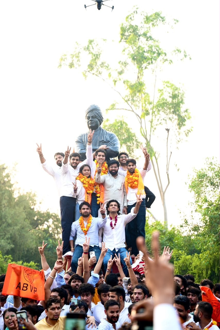 चुनाव में जीत के बाद एबीवीपी के उम्मदीवार और कार्यकर्ता जश्न मनाते हुए. चुनाव में जीत के बाद एबीवीपी के उम्मदीवार और कार्यकर्ता जश्न मनाते हुए.