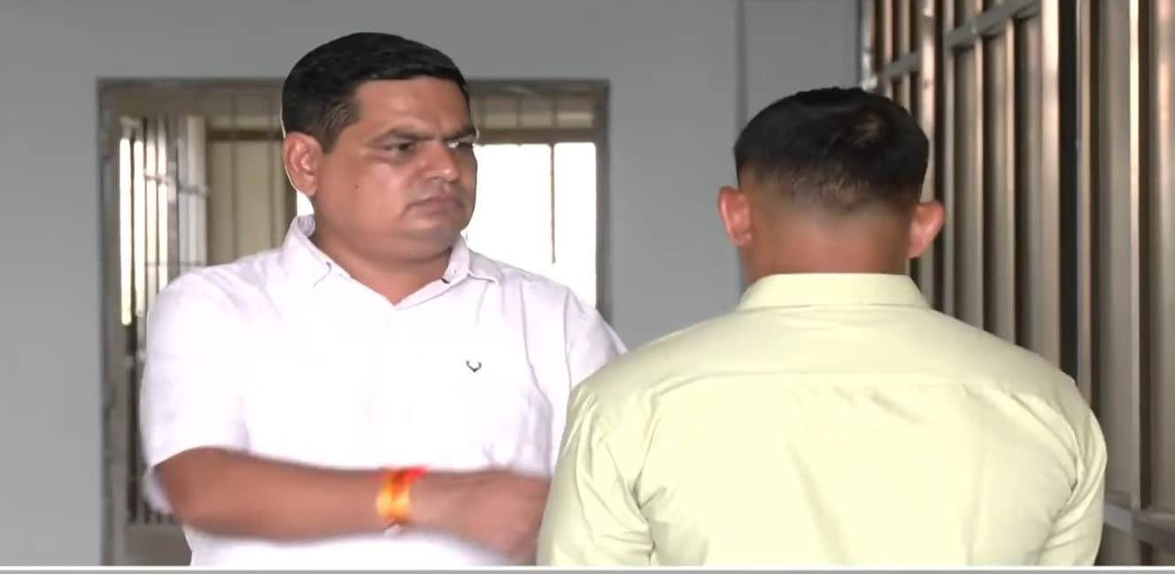 शहजाद भट्टी के फंसे गुजरात के युवक से बात करते एनडीटीवी के क्राइम रिपोर्टर मुकेश सिंह सेंगर.