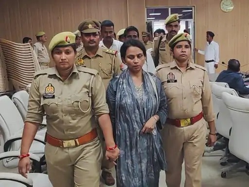 बस्ती पुलिस की गिरफ्त में ब्लैकमेल की आरोपी प्रियंका चौधरी. बस्ती पुलिस की गिरफ्त में ब्लैकमेल की आरोपी प्रियंका चौधरी.