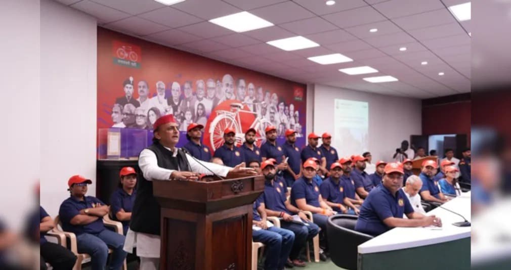 Akhilesh Yadav at the launch of blue t-shirts for SPs student wing