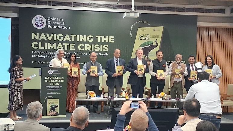 टूटते ग्लेशियर, बढ़ता जलवायु परिवर्तन का खतरा, नई किताब में मिल रहा है संकट का समाधान