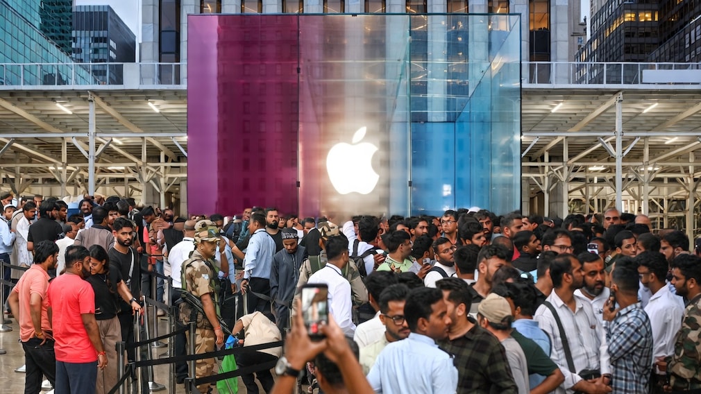 Why People Queue Overnight For iPhone That Is Delivered Home In 10 Minutes