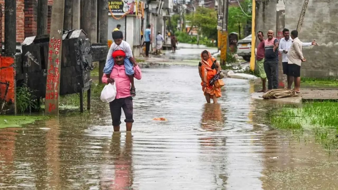 यूपी में 775% ज्यादा बारिश, पूरे राज्य का हाल बेहाल, 56 लोगों की मौत, भारी आर्थिक तबाही