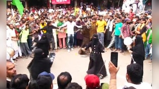 ईद मिलादुन्नबी जुलूस में बुर्का पहनकर तलवारबाजी पर विवाद, शहर मुफ्ती के खिलाफ सड़क पर उतरीं मुस्लिम महिलाएं