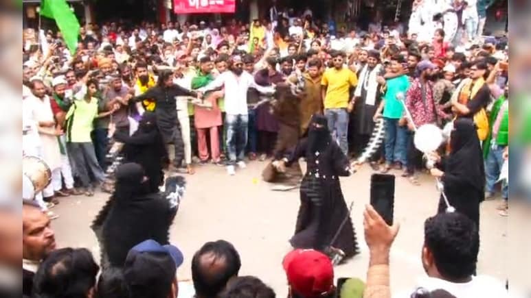 ईद मिलादुन्नबी जुलूस में बुर्का पहनकर तलवारबाजी पर विवाद, शहर मुफ्ती के खिलाफ सड़क पर उतरीं मुस्लिम महिलाएं