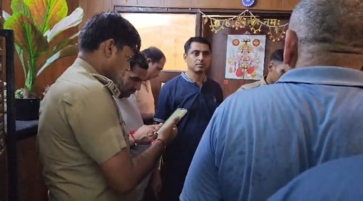 पुलिस टीम जांच करती हुई