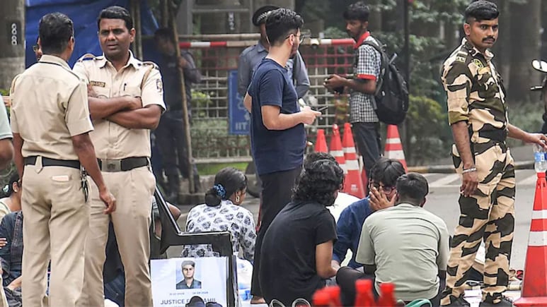 IIT बॉम्बे सुसाइड केस: छात्रों ने 18 मांगों पर डायरेक्टर से करवाया साइन, प्रोफेसर दूल्ला के इस्तीफे की मांग