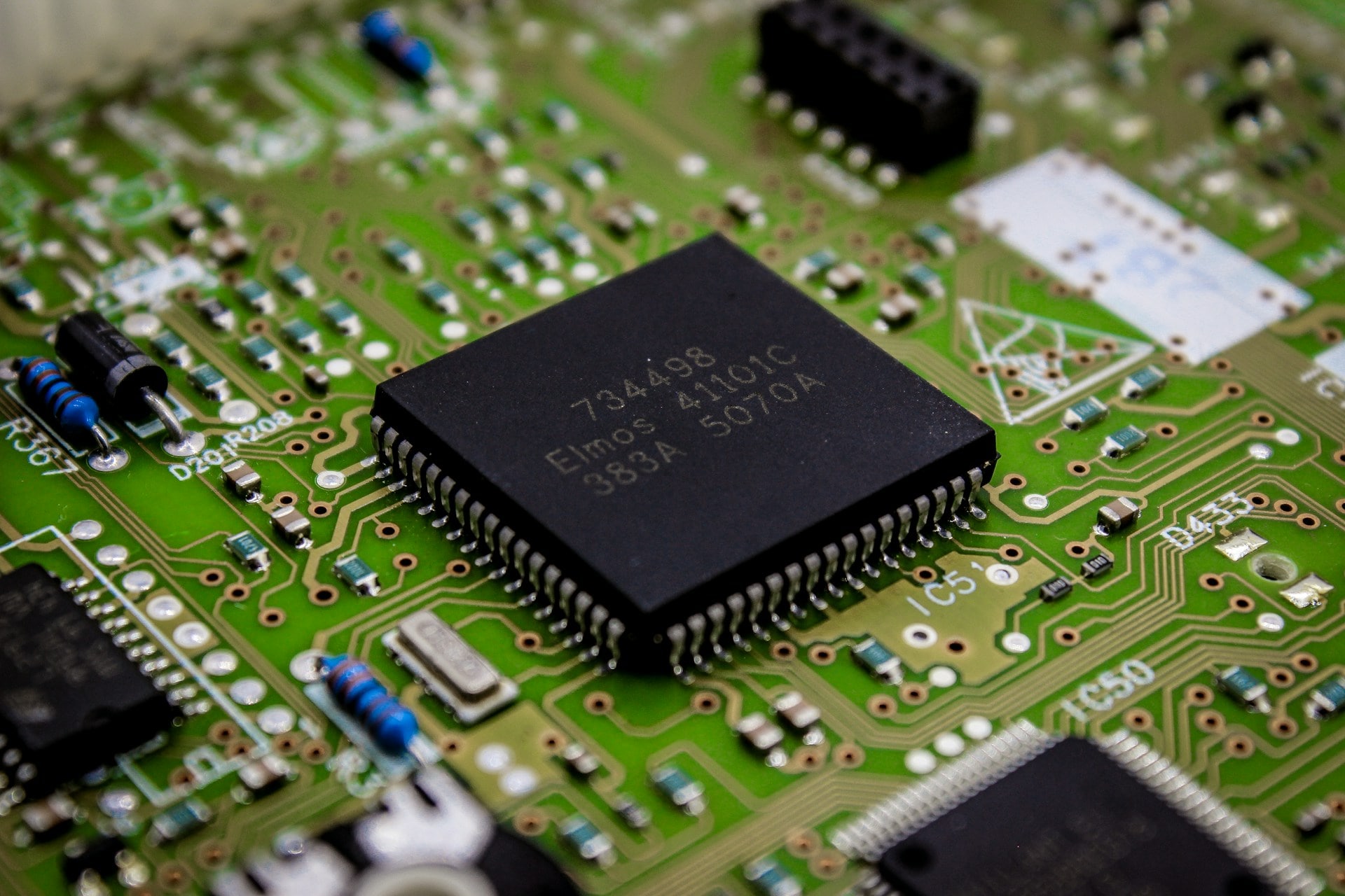 Chip Stocks Hit By Nasdaq Selloff: SanDisk, Micron, Western Digital, Others Slip Up To 4%
