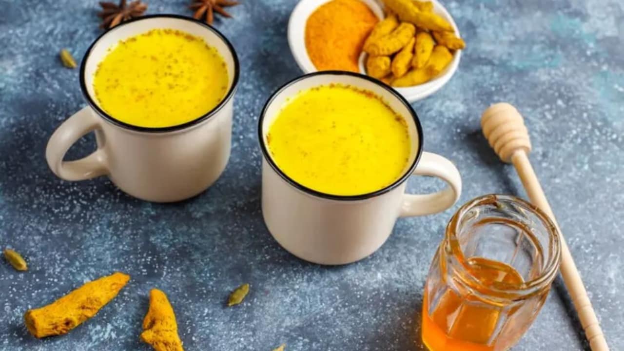 रात को हल्दी वाला दूध पीने से कौन-कौन सी बीमारियां दूर हो सकती हैं?