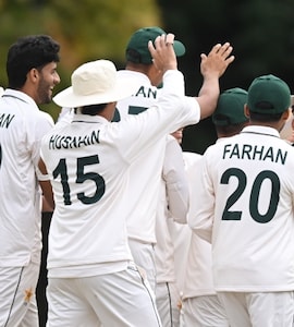 Pakistan Team Mistaken For Asylum Seekers In UK By Anti-Immigrant Protestors