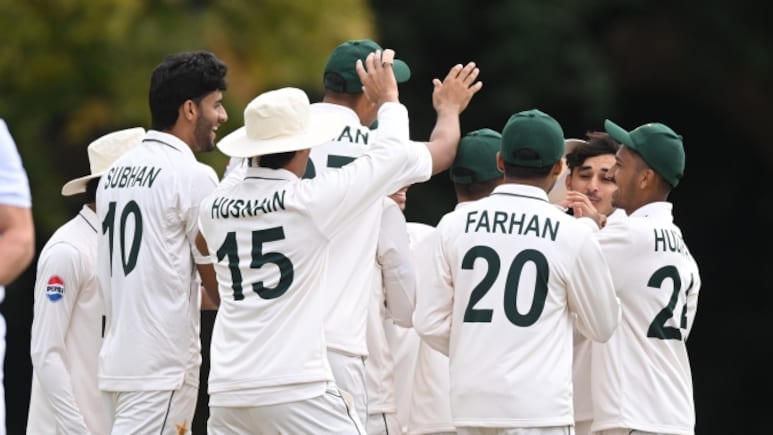 पाकिस्तान U-19 टीम को दक्षिणी इंग्लैंड में समझ लिया गया शरणार्थी, होटल के बाहर जुटी प्रदर्शनकारियों की भीड़